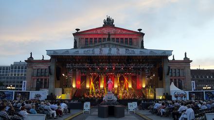 Mit Bandenwerbung für Bier, Sekt und Autos: Blick auf das Konzerthaus am Gendarmenmarkt beim Festival „Classic Open Air“.