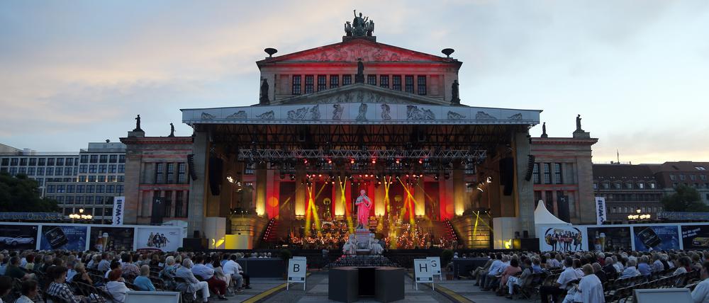 Mit Bandenwerbung für Bier, Sekt und Autos: Blick auf das Konzerthaus am Gendarmenmarkt beim Festival „Classic Open Air“.