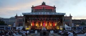 Mit Bandenwerbung für Bier, Sekt und Autos: Blick auf das Konzerthaus am Gendarmenmarkt beim Festival „Classic Open Air“.