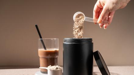Ein Proteinshake und Proteinpulver.