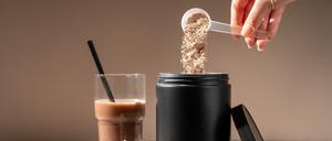 Ein Proteinshake und Proteinpulver.
