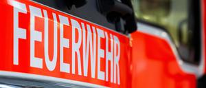 Ein Einsatzfahrzeug mit der Aufschrift „Feuerwehr“. 