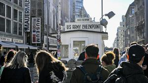 PRODUKTION - 24.10.2024, Berlin: Zahlreiche Touristen sind am Kontrollhaus am Checkpoint Charlie vor dem Mauermuseum - Museum Haus am Checkpoint Charlie zu sehen. (zu dpa: «Ist Berlin out? Deutsche Hauptstadt kein Trendziel mehr») Foto: Jens Kalaene/dpa +++ dpa-Bildfunk +++