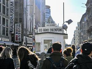 PRODUKTION - 24.10.2024, Berlin: Zahlreiche Touristen sind am Kontrollhaus am Checkpoint Charlie vor dem Mauermuseum - Museum Haus am Checkpoint Charlie zu sehen. (zu dpa: «Ist Berlin out? Deutsche Hauptstadt kein Trendziel mehr») Foto: Jens Kalaene/dpa +++ dpa-Bildfunk +++