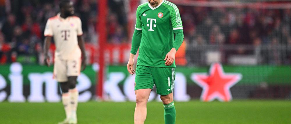 Zu ungestüm gejubelt: Manuel Neuer (vorn) fehlt dem FC Bayern verletzt.