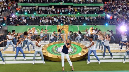 Die Show des Anstoßes. Helene Fischer beim Pokalfinale 2017.