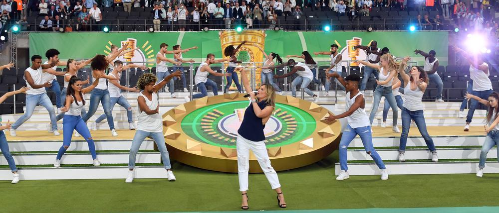 Die Show des Anstoßes. Helene Fischer beim Pokalfinale 2017.