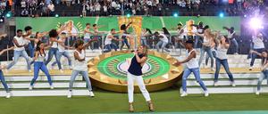 Die Show des Anstoßes. Helene Fischer beim Pokalfinale 2017.