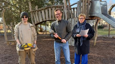 Der Spielplatz im Garten des Stadtteilzentrums Villa Mittelhof soll schöner werden: Tischler Moritz Mayser, Mittelhof-Geschäftsführerin Simone Will und Olaf Löschke, der Leiter der Villa Mittelhof.