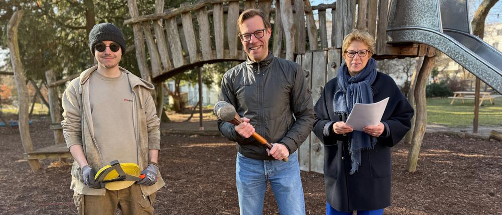 Der Spielplatz im Garten des Stadtteilzentrums Villa Mittelhof soll schöner werden: Tischler Moritz Mayser, Mittelhof-Geschäftsführerin Simone Will und Olaf Löschke, der Leiter der Villa Mittelhof.