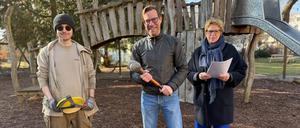 Der Spielplatz im Garten des Stadtteilzentrums Villa Mittelhof soll schöner werden: Tischler Moritz Mayser, Mittelhof-Geschäftsführerin Simone Will und Olaf Löschke, der Leiter der Villa Mittelhof.