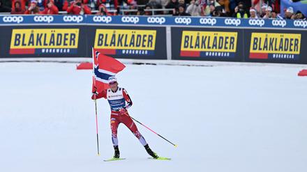 Auslaufen mit Nationalflagge. Johannes Kläbo wurde als Schlussläufer der norwegischen Staffel nicht wirklich gefordert.