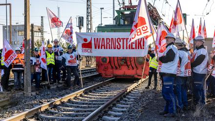 Rund 230 Arbeiter beteiligten sich nach Angaben der Gewerkschaft an dem Warnstreik.