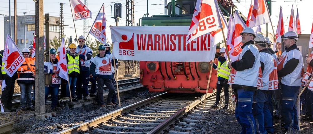 Rund 230 Arbeiter beteiligten sich nach Angaben der Gewerkschaft an dem Warnstreik.