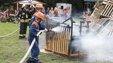 Jugendfeuerwehr während einer Einsatzvorführung (Symbolbild)