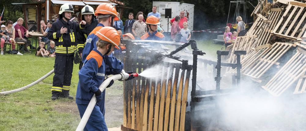 Jugendfeuerwehr während einer Einsatzvorführung (Symbolbild)
