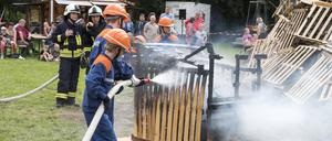 Jugendfeuerwehr während einer Einsatzvorführung (Symbolbild)