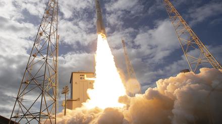 Die neue europäische Trägerrakete Ariane 6 startet am europäischen Weltraumbahnhof in Kourou in Französisch-Guayana erstmals in den Weltraum.