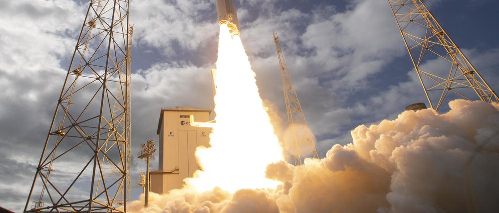 Die neue europäische Trägerrakete Ariane 6 startet am europäischen Weltraumbahnhof in Kourou in Französisch-Guayana erstmals in den Weltraum.