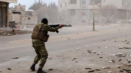 Ein Angehöriger der Sicherheitskräfte der neuen syrischen Behörden feuert seine Waffe in Sanamayn in der südlichen Provinz Daraa ab, während einer groß angelegten Militäraktion am 5. März 2025. 