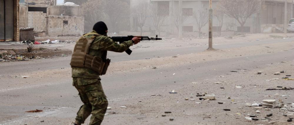 Ein Angehöriger der Sicherheitskräfte der neuen syrischen Behörden feuert seine Waffe in Sanamayn in der südlichen Provinz Daraa ab, während einer groß angelegten Militäraktion am 5. März 2025. 