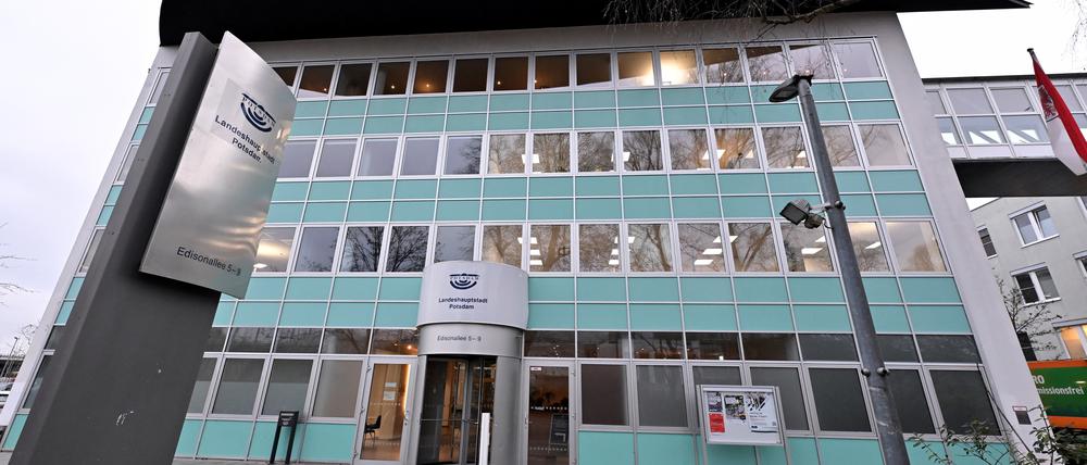 Fassade des Verwaltungsstandorts Edisonallee. Hier sollen demnächst neue Bürgerservice-Schnellschalter eröffnen.