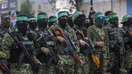 ARCHIV - 22.02.2025, Palästinensische Gebiete, Rafah: Vermummte und bewaffnete Mitglieder der Terrororganisation Hamas stellen sich in Rafah im Gazastreifen vor der geplanten Freilassung von israelischen Geiseln auf. (zu dpa: «Hamas droht mit Tötung israelischer Geiseln») Foto: Jehad Alshrafi/AP/dpa +++ dpa-Bildfunk +++