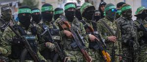 ARCHIV - 22.02.2025, Palästinensische Gebiete, Rafah: Vermummte und bewaffnete Mitglieder der Terrororganisation Hamas stellen sich in Rafah im Gazastreifen vor der geplanten Freilassung von israelischen Geiseln auf. (zu dpa: «Hamas droht mit Tötung israelischer Geiseln») Foto: Jehad Alshrafi/AP/dpa +++ dpa-Bildfunk +++