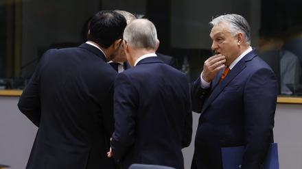 Ungarns Ministerpräsident Viktor Orban (r) während einer Sitzung auf dem EU-Gipfel.