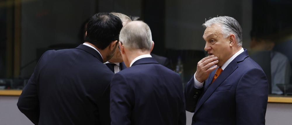 Ungarns Ministerpräsident Viktor Orban (r) während einer Sitzung auf dem EU-Gipfel.