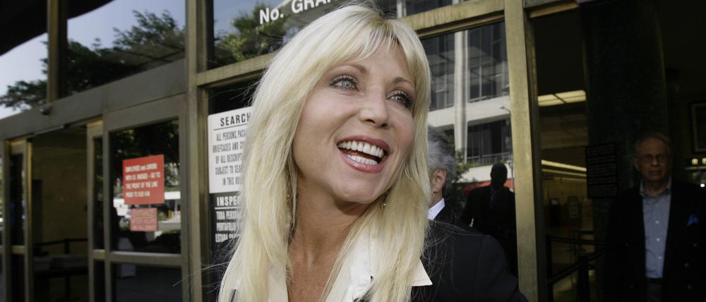 Pamela Bach, ehemalige Frau des Schauspielers Hasselhoff, spricht vor dem Gerichtsgebäude in Los Angeles mit Journalisten.