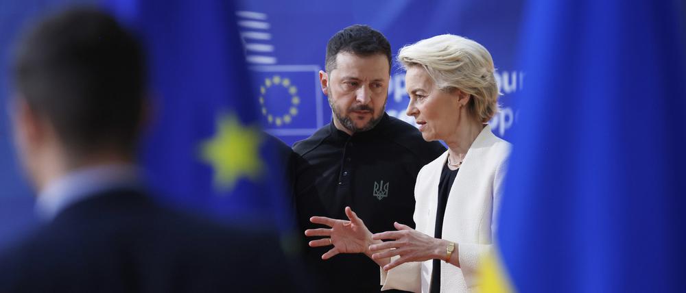 Die Präsidentin der Europäischen Kommission, Ursula von der Leyen (r), spricht mit dem ukrainischen Präsidenten Wolodymyr Selenskyj als sie zu einem EU-Gipfel im Gebäude des Europäischen Rates ankommen.