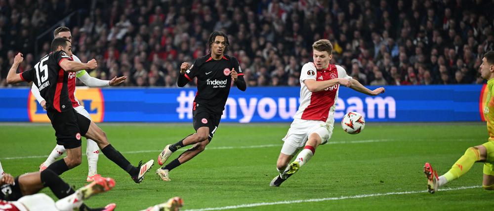 Eintracht Frankfurt darf auf den Einzug ins Viertelfinale der Europa League hoffen.
