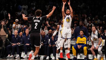 Curry traf sieben Dreier gegen die Nets - darunter einer der besten, seiner Karriere.