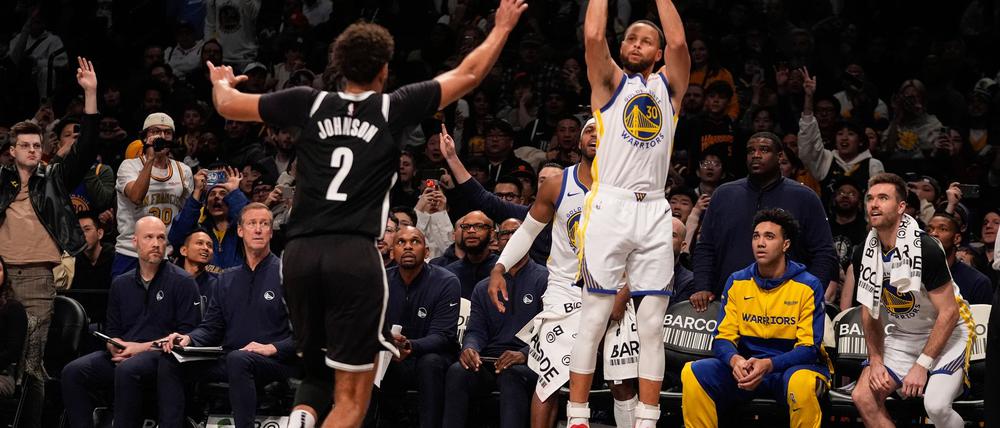 Curry traf sieben Dreier gegen die Nets - darunter einer der besten, seiner Karriere.