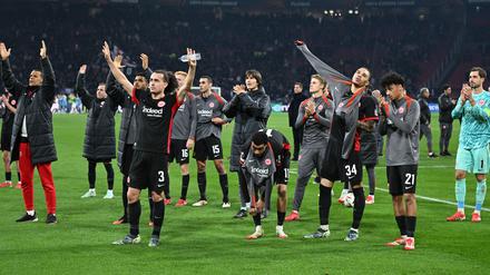 Trotz des Sieges bei Ajax Amsterdam wähnt sich Eintracht Frankfurt noch nicht im Viertelfinale der Europa League. 