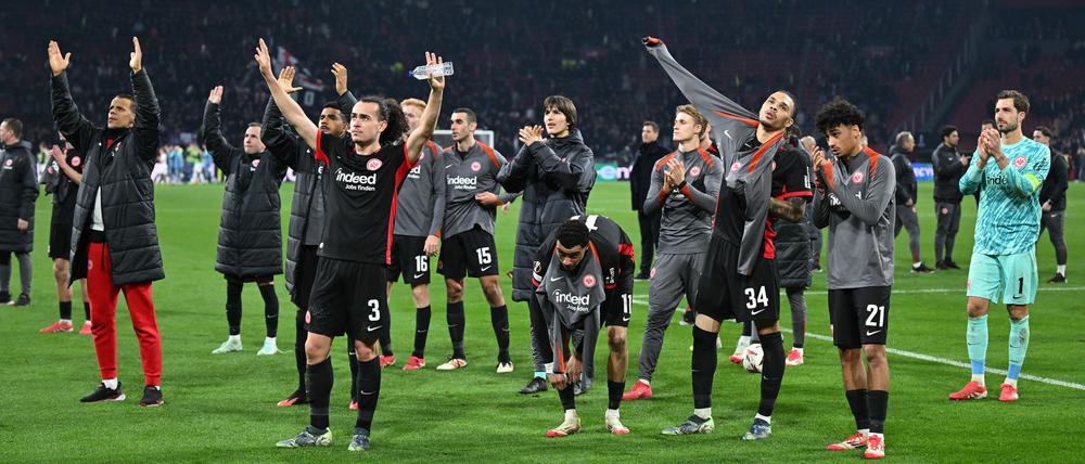 Trotz des Sieges bei Ajax Amsterdam wähnt sich Eintracht Frankfurt noch nicht im Viertelfinale der Europa League.