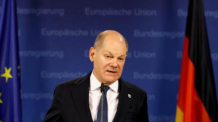 Der deutsche Bundeskanzler Olaf Scholz nimmt an einer Pressekonferenz nach einem Sondergipfel der Staats- und Regierungschefs der Europäischen Union teil.