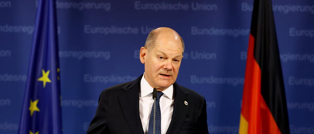 Der deutsche Bundeskanzler Olaf Scholz nimmt an einer Pressekonferenz nach einem Sondergipfel der Staats- und Regierungschefs der Europäischen Union teil.