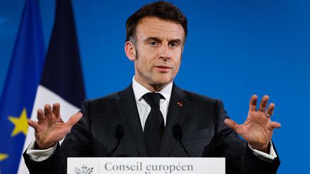 Frankreichs Präsident Emmanuel Macron spricht während einer Pressekonferenz zum Abschluss einer Sondersitzung des Europäischen Rates über die weitere Unterstützung für die Ukraine und die europäische Verteidigung.