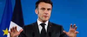 Frankreichs Präsident Emmanuel Macron spricht während einer Pressekonferenz zum Abschluss einer Sondersitzung des Europäischen Rates über die weitere Unterstützung für die Ukraine und die europäische Verteidigung.