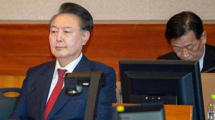 Laut der südkoreanischen Nachrichtenagentur Yonhap hat ein Gericht in Seoul den Haftbefeh gegen den suspendierten Präsidenten Yoon Suk Yeol aufgehoben.