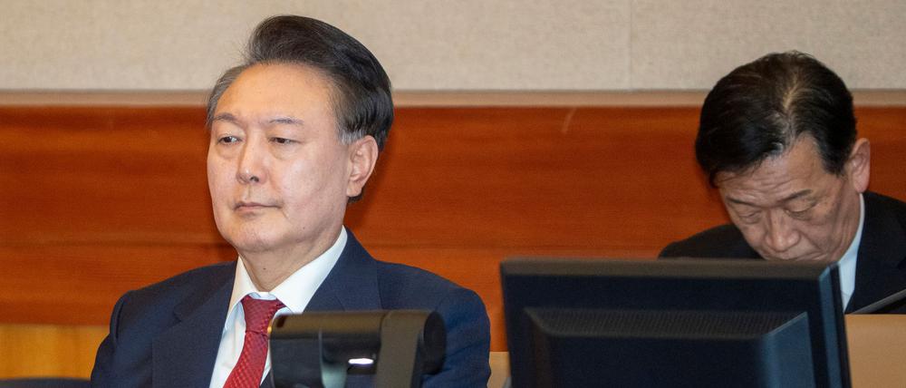 Laut der südkoreanischen Nachrichtenagentur Yonhap hat ein Gericht in Seoul den Haftbefeh gegen den suspendierten Präsidenten Yoon Suk Yeol aufgehoben.