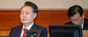 Laut der südkoreanischen Nachrichtenagentur Yonhap hat ein Gericht in Seoul den Haftbefeh gegen den suspendierten Präsidenten Yoon Suk Yeol aufgehoben.