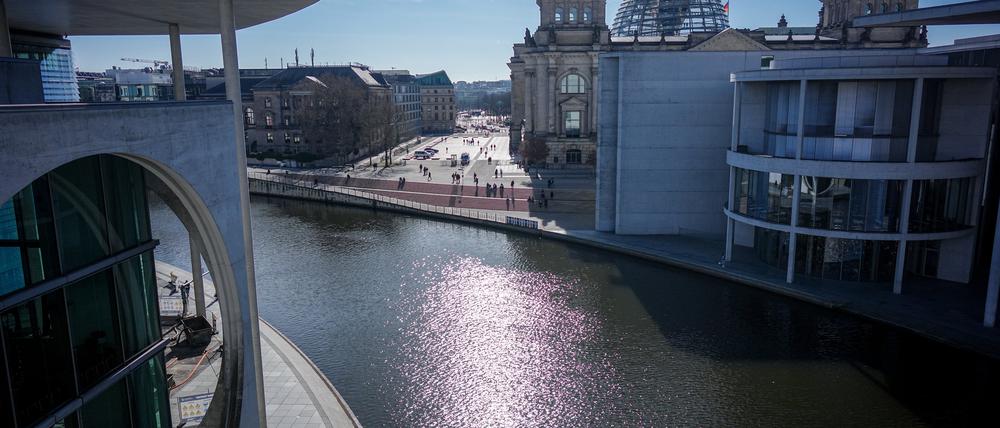 Die Sonne scheint im Berliner Regierungsviertel.