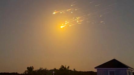 Eine Aufnahme zeigt Trümmer des Raumschiffs „Starship“ von SpaceX über Big Sampson Kay, Bahamas.