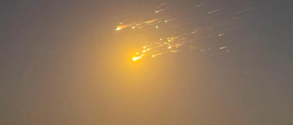 Eine Aufnahme zeigt Trümmer des Raumschiffs „Starship“ von SpaceX über Big Sampson Kay, Bahamas.