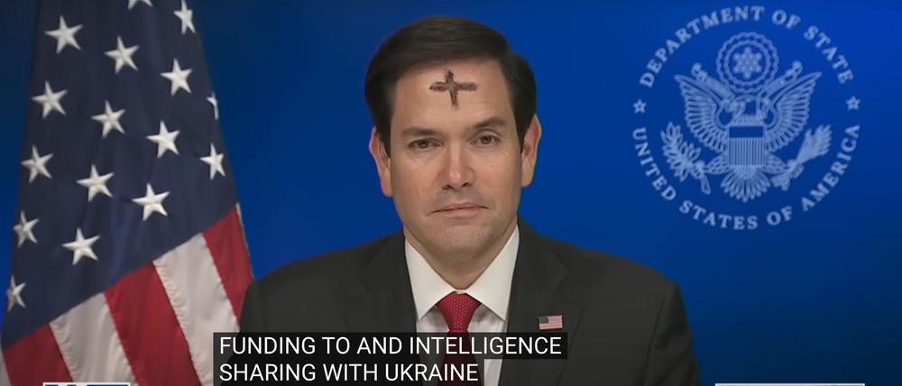 US-Außenminister Marco Rubio irritiert mit einem aufgemalten Kreuz auf der Stirn in einem Interview mit dem Nachrichtensender Fox News.