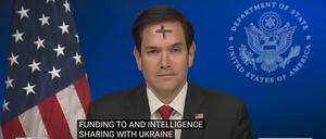 US-Außenminister Marco Rubio irritiert mit einem aufgemalten Kreuz auf der Stirn in einem Interview mit dem Nachrichtensender Fox News.