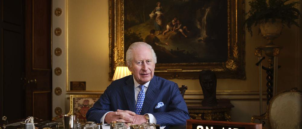 Der König erzählt im Radio Anekdoten zu bestimmten Liedern.